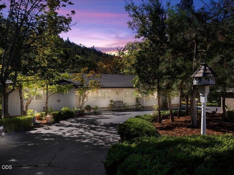 Photo of 627 Carriage Road, Grants Pass, OR 97526 (MLS # 220227060)