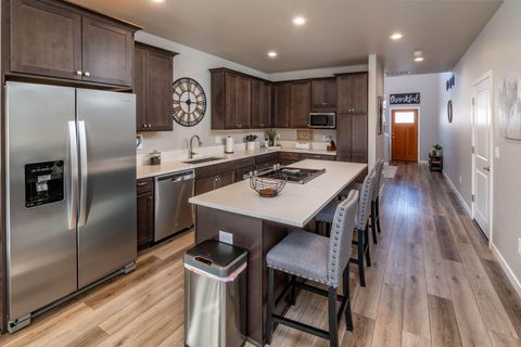 Tiny photo for 3670 SW Badger Avenue, Redmond, OR 97756 (MLS # 220213712)