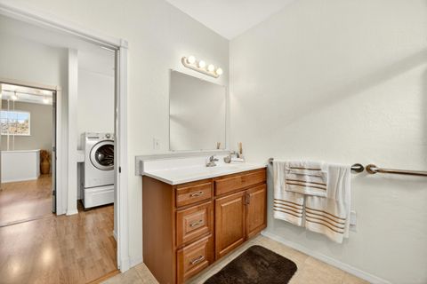 Tiny photo for 4604 Cloudcrest Drive, Medford, OR 97504 (MLS # 220211657)