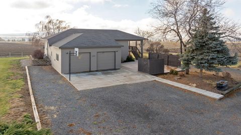 Tiny photo for 2490 NW Deschutes Drive, Madras, OR 97741 (MLS # 220212526)