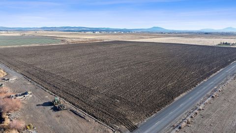 Tiny photo for 2490 NW Deschutes Drive, Madras, OR 97741 (MLS # 220212526)