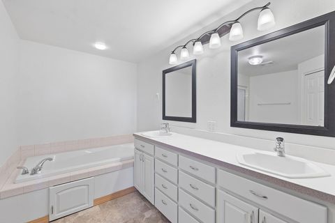 Tiny photo for 2490 NW Deschutes Drive, Madras, OR 97741 (MLS # 220212526)