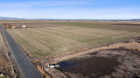 Tiny photo for 2490 NW Deschutes Drive, Madras, OR 97741 (MLS # 220212526)