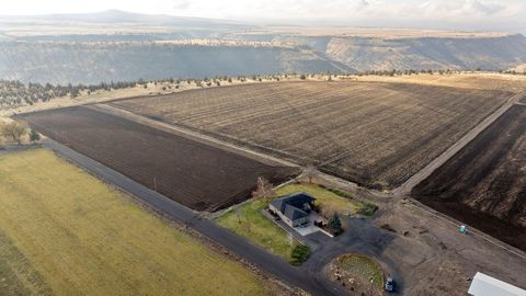 Tiny photo for 2490 NW Deschutes Drive, Madras, OR 97741 (MLS # 220212526)