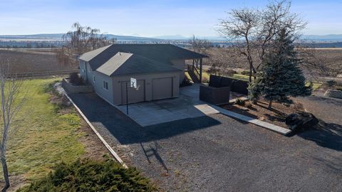 Tiny photo for 2490 NW Deschutes Drive, Madras, OR 97741 (MLS # 220212526)
