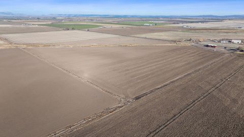 Tiny photo for 2490 NW Deschutes Drive, Madras, OR 97741 (MLS # 220212526)