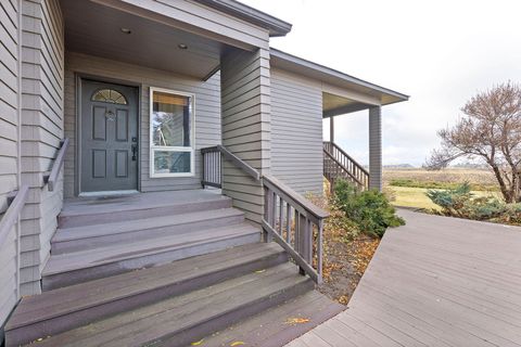 Tiny photo for 2490 NW Deschutes Drive, Madras, OR 97741 (MLS # 220212526)