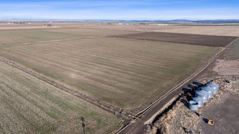 Tiny photo for 2490 NW Deschutes Drive, Madras, OR 97741 (MLS # 220212526)