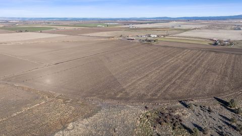 Tiny photo for 2490 NW Deschutes Drive, Madras, OR 97741 (MLS # 220212526)