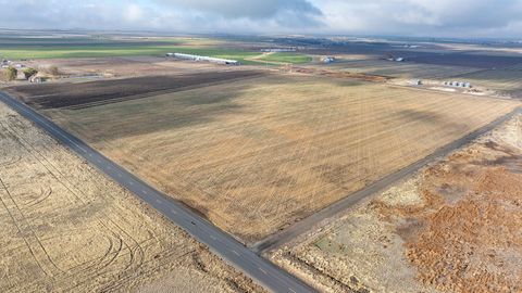 Tiny photo for 2490 NW Deschutes Drive, Madras, OR 97741 (MLS # 220212526)