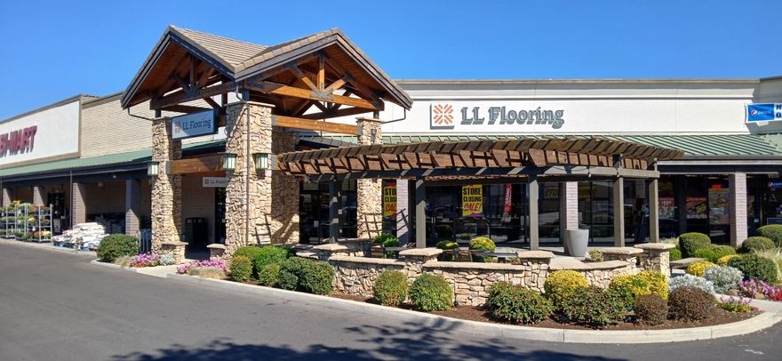 Rare opening in Medford's popular Bear Creek Plaza. Bring your ideas for this 1,300 to 5,878 square foot space. Lease the entire space for a full-service restaurant with built-in outdoor seating or lease the just the front approx. 1,300 sq. ft. for an excellent retail location. The back portion of approx. 4,600 sq. ft. features high ceilings, a roll-up door and man door perfect for a janitorial and/or painting business, etc. It could be used for warehousing or storage as well. Call for a tour today.