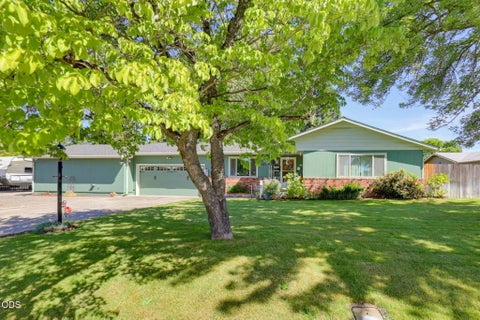 Photo of 1130 Crest Drive, Central Point, OR 97502 (MLS # 220223753)