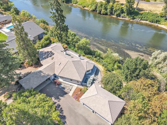 1282 SHADY LN, GRANTS PASS, OR 97527 - Image b11b89e698adb8e5cfa90e0c843b52f5/683202859