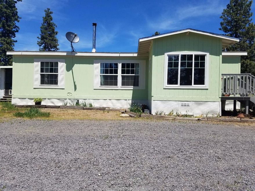 Very nice 1994 Manufactured home Clean as a whistle and on 1.38 Acre 3 bedroom 2 bath Open floor plan, Vaulted ceilings, kitchen has nice white cabinets, New countertops Laminate flooring, Sun porch and a back porch Large master bedroom, walk in closet and Bathroom has a new vanity 2 covered carports, 1 has been enclosed and makes a nice shop Property completely fenced Must see ! Asking $ 119,000.00