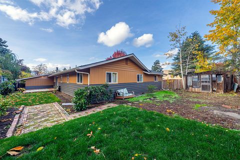 Tiny photo for 208 Oregon Terrace, Medford, OR 97504 (MLS # 220211829)