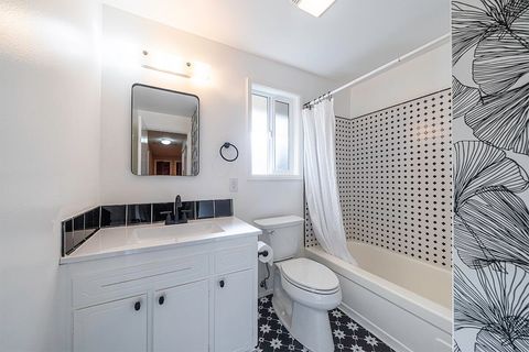 Tiny photo for 208 Oregon Terrace, Medford, OR 97504 (MLS # 220211829)