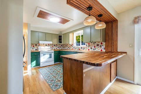 Tiny photo for 208 Oregon Terrace, Medford, OR 97504 (MLS # 220211829)