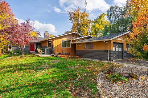 Tiny photo for 208 Oregon Terrace, Medford, OR 97504 (MLS # 220211829)