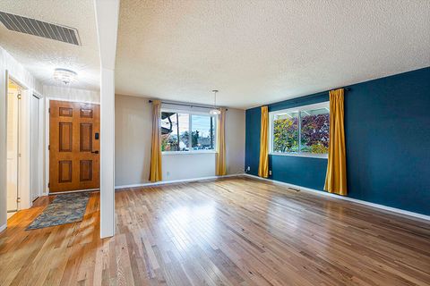Tiny photo for 208 Oregon Terrace, Medford, OR 97504 (MLS # 220211829)