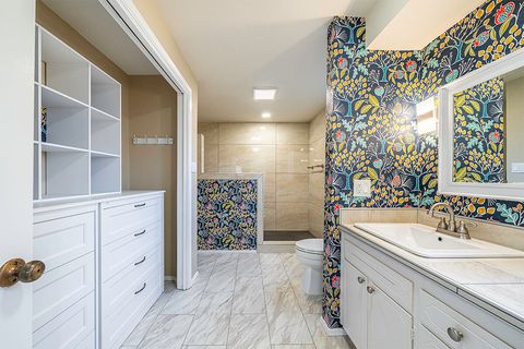 Tiny photo for 208 Oregon Terrace, Medford, OR 97504 (MLS # 220211829)