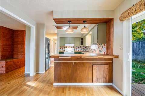 Tiny photo for 208 Oregon Terrace, Medford, OR 97504 (MLS # 220211829)