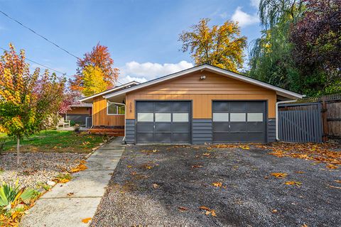 Photo of 208 Oregon Terrace, Medford, OR 97504 (MLS # 220211829)