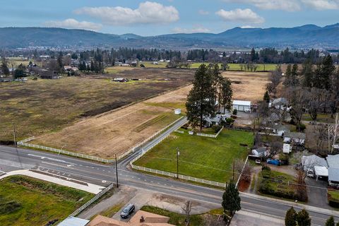 Tiny photo for 408 Oak Grove Road, Medford, OR 97501 (MLS # 220214859)