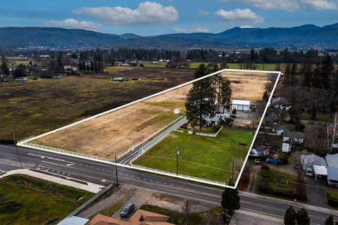 Tiny photo for 408 Oak Grove Road, Medford, OR 97501 (MLS # 220214859)