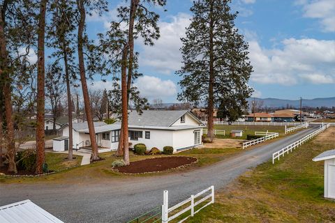 Tiny photo for 408 Oak Grove Road, Medford, OR 97501 (MLS # 220214859)