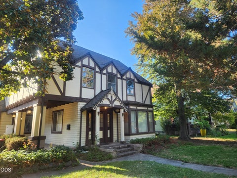 Photo of 616 S Oakdale Avenue, Medford, OR 97501 (MLS # 220228517)