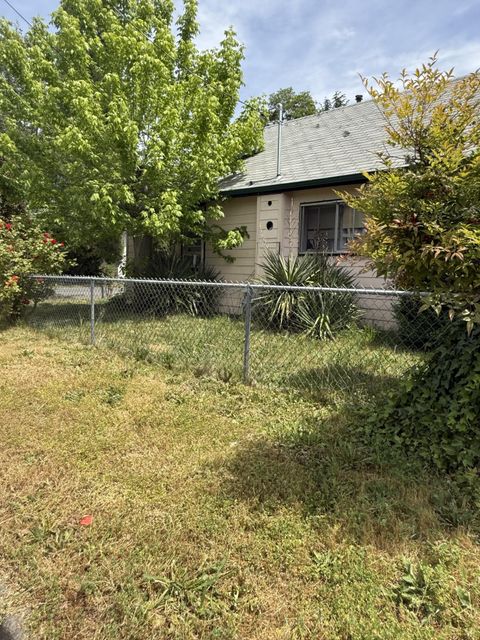 Tiny photo for 501 SE J Street, Grants Pass, OR 97526 (MLS # 220222888)