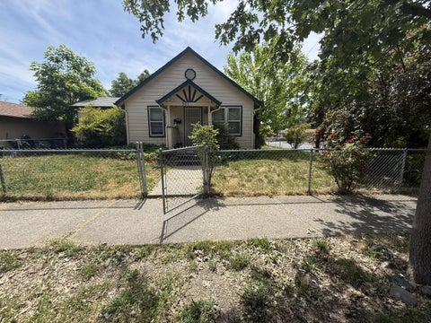 Photo of 501 SE J Street, Grants Pass, OR 97526 (MLS # 220222888)