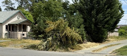 Tiny photo for 501 SE J Street, Grants Pass, OR 97526 (MLS # 220222888)