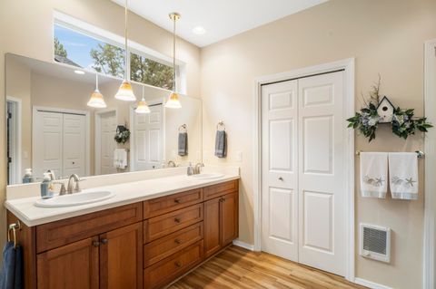 Tiny photo for 900 Victoria Falls Drive, Redmond, OR 97756 (MLS # 220219374)