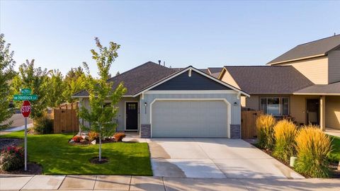 Tiny photo for 2920 NW Hemlock Lane, Redmond, OR 97756 (MLS # 220212016)