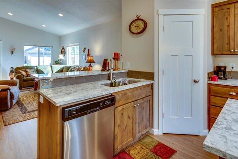 Tiny photo for 2920 NW Hemlock Lane, Redmond, OR 97756 (MLS # 220212016)