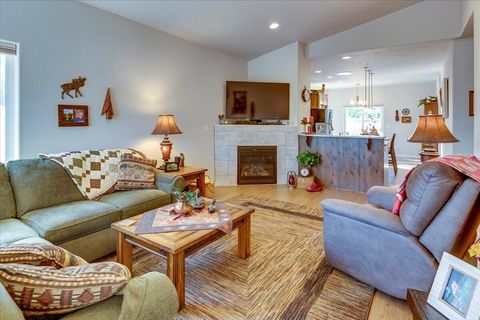 Tiny photo for 2920 NW Hemlock Lane, Redmond, OR 97756 (MLS # 220212016)