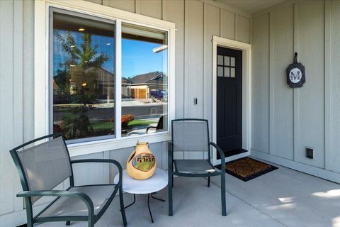 Tiny photo for 2920 NW Hemlock Lane, Redmond, OR 97756 (MLS # 220212016)