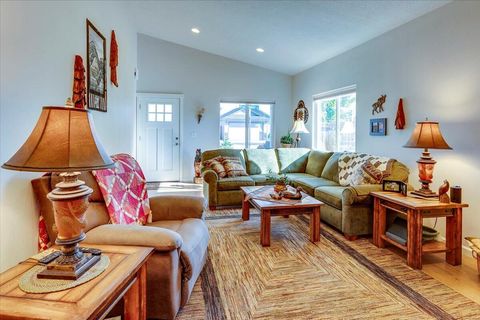 Tiny photo for 2920 NW Hemlock Lane, Redmond, OR 97756 (MLS # 220212016)