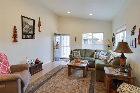 Tiny photo for 2920 NW Hemlock Lane, Redmond, OR 97756 (MLS # 220212016)