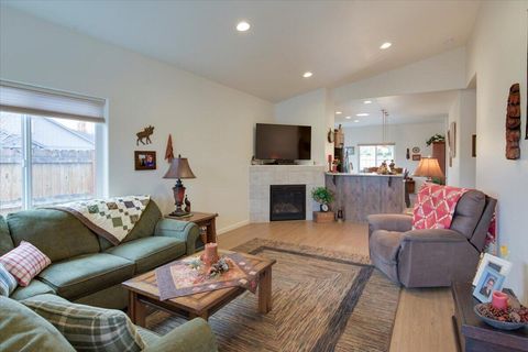 Tiny photo for 2920 NW Hemlock Lane, Redmond, OR 97756 (MLS # 220212016)