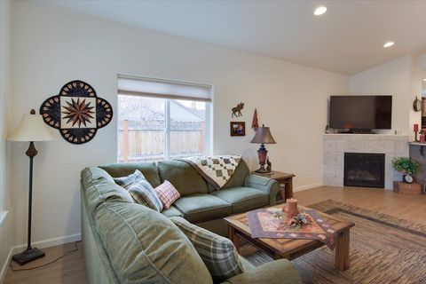 Tiny photo for 2920 NW Hemlock Lane, Redmond, OR 97756 (MLS # 220212016)