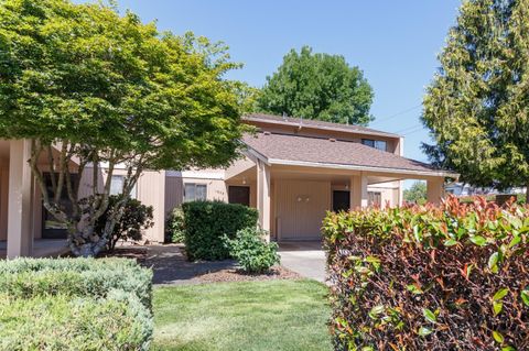 Photo of 1004 SE Camelot Drive, Grants Pass, OR 97526 (MLS # 220210914)