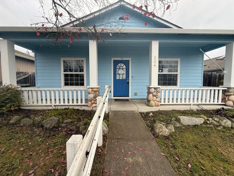 Photo of 834 Isherwood Drive, Central Point, OR 97502 (MLS # 220212949)