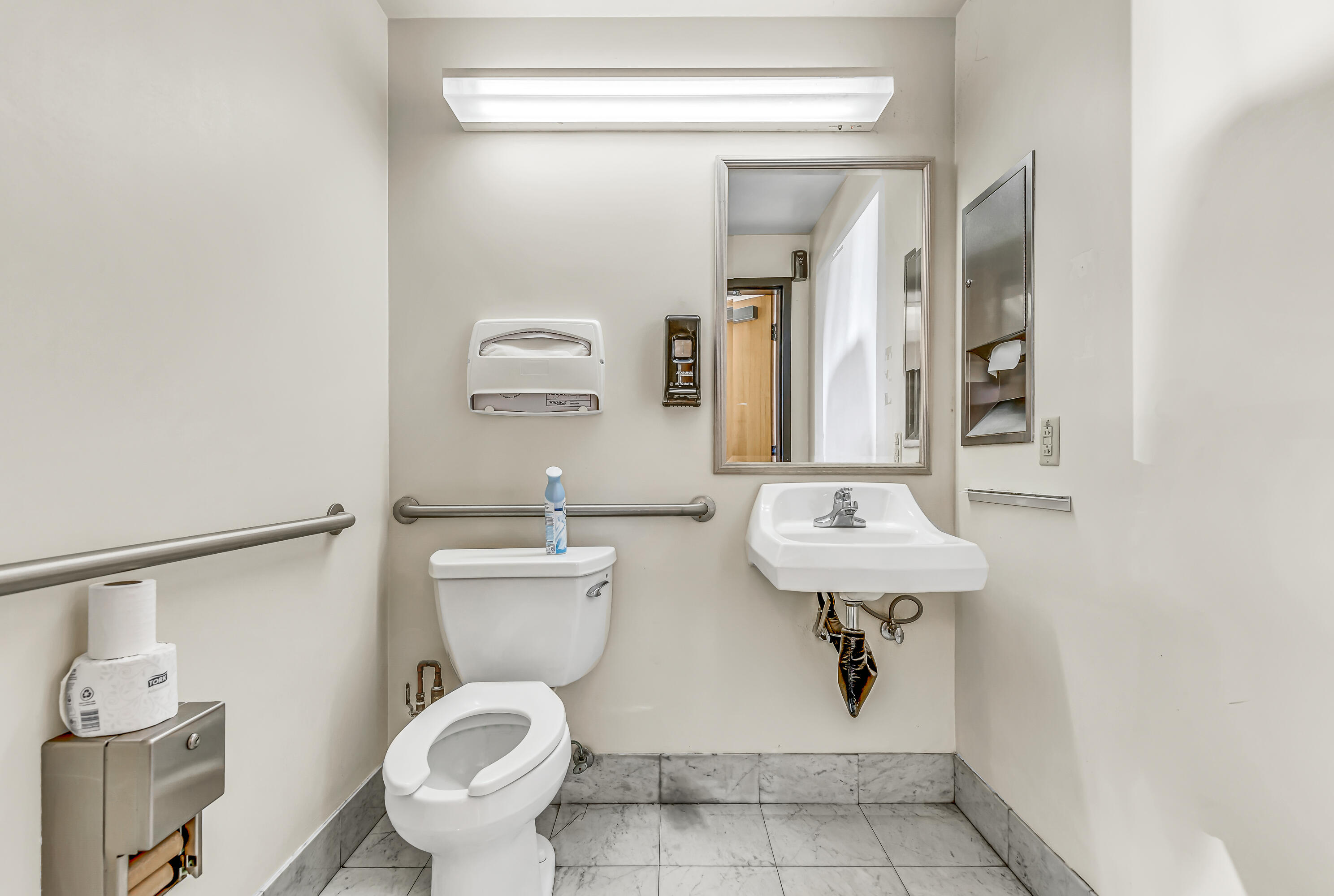 Main image without alt text