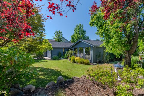 Photo of 2471 Republic Way, Medford, OR 97504 (MLS # 220223114)