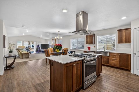 Tiny photo for 1055 NW Varnish Lane, Redmond, OR 97756 (MLS # 220212540)