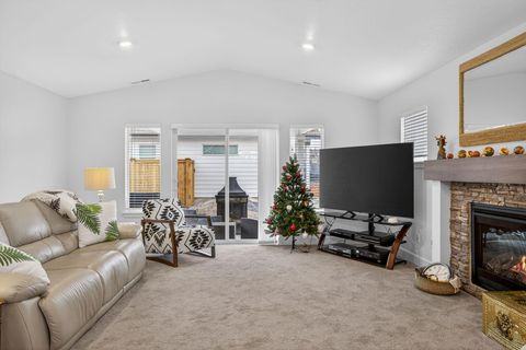 Tiny photo for 1055 NW Varnish Lane, Redmond, OR 97756 (MLS # 220212540)