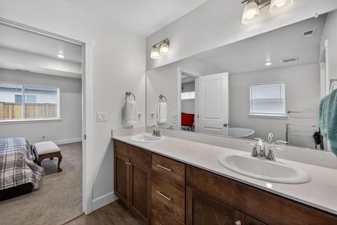 Tiny photo for 1055 NW Varnish Lane, Redmond, OR 97756 (MLS # 220212540)