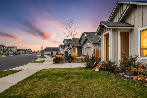 Tiny photo for 1055 NW Varnish Lane, Redmond, OR 97756 (MLS # 220212540)